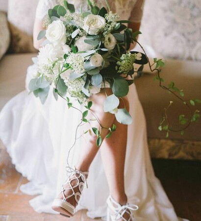 bride, bridal bouquets and spring weddings