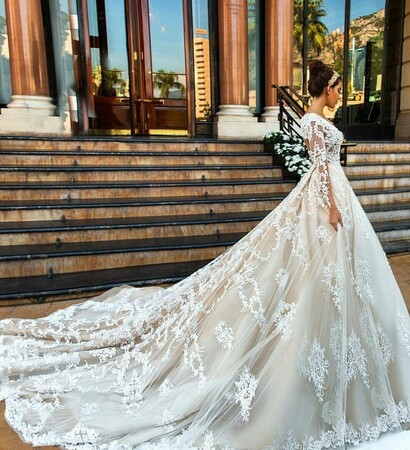 chic, flowers and wedding party
