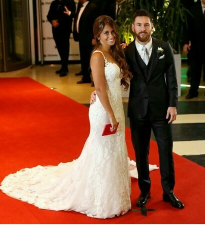 antonella roccuzzo, messi and love