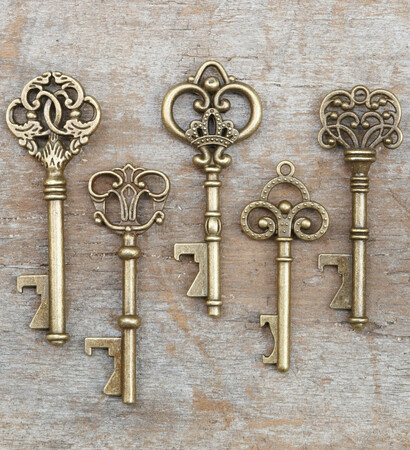 vintage decorations, skeleton key favor and key decorations