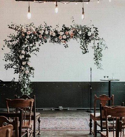 florals, altar ideas and @thevenuereport