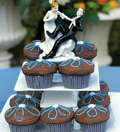 wedding cake toppers, exaggerate and wedding cake.
