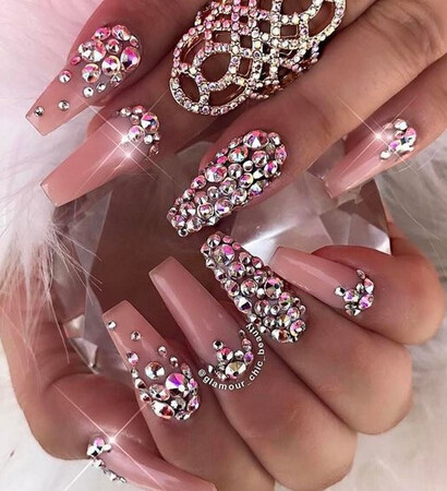 white, ongle and makeup