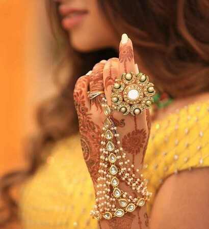 girl, shaadi and mehendi