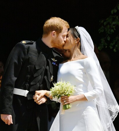 kiss, harry and royal wedding
