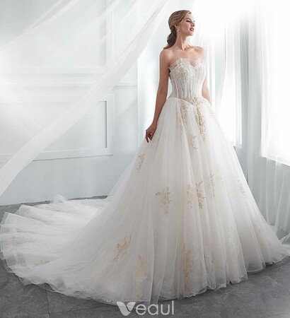 white wedding dress, bridal and sweetheart wedding dress