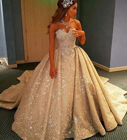 extra, dress and make-up
