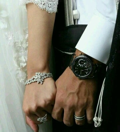 holding hand and en