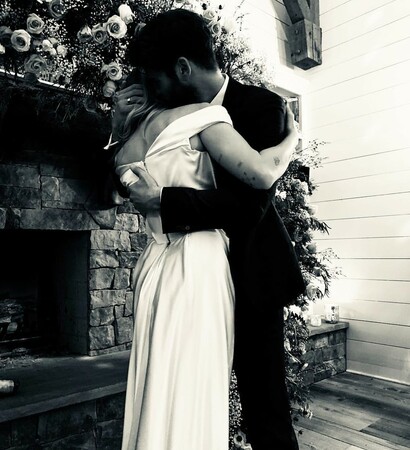 couple, love and liam hemsworth