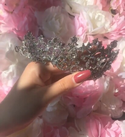 Queen, nails and cool