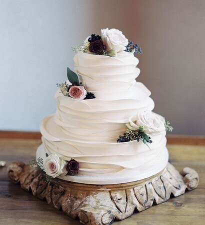 wedding cake, bride and groom and wedding motive cake