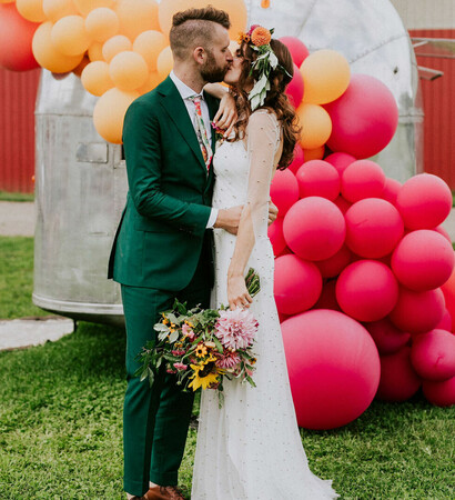 groom, colors and kiss