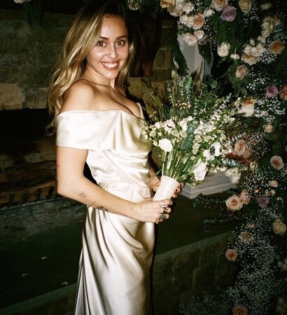 miley cyrus, flowers and gown