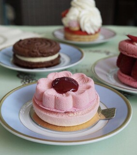 muffins, cake and motive cakes