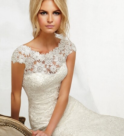 classic wedding dress and en