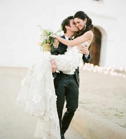 dress, kiss and hug