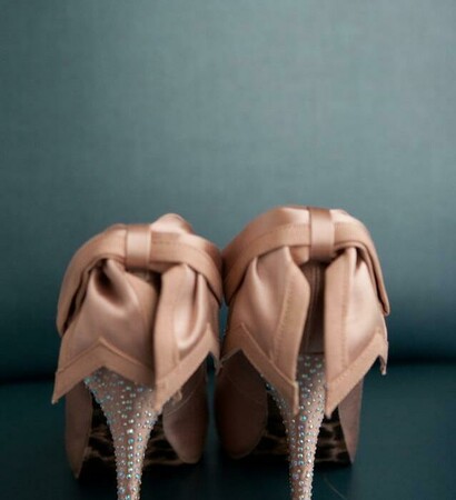 unique wedding shoes, brides amazing shoes and vintage wedding photo